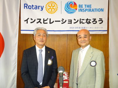 新旧会長バッジ交換