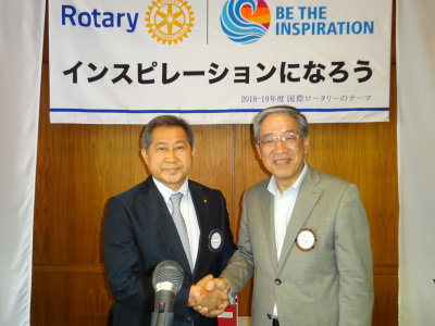 新旧副会長バッジ交換